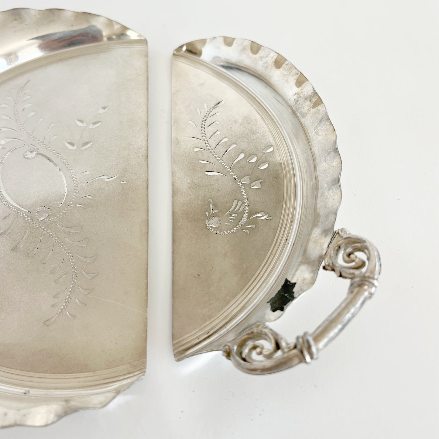 Antique Silver Co. New Amsterdam Silver Plate Crumb Catcher Set